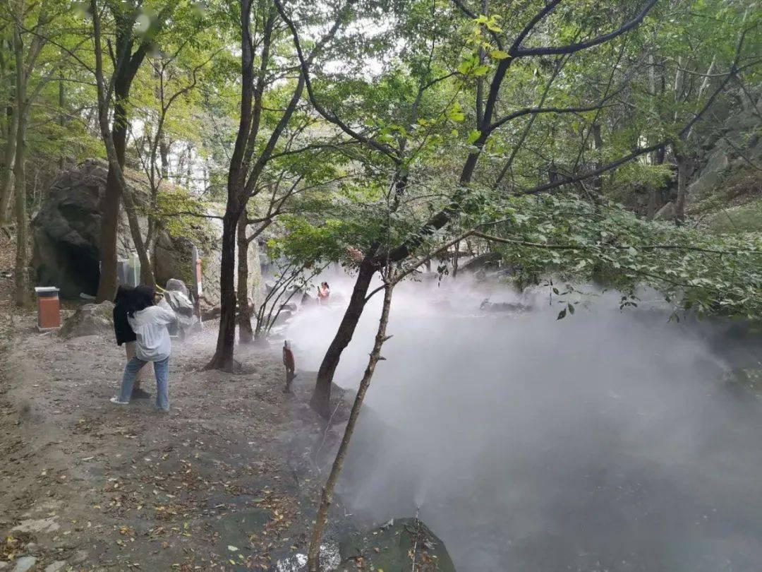 1月26日，陕西，低温天气导致道路结冰，男生路上遇滑竟然跳起了冰上芭蕾