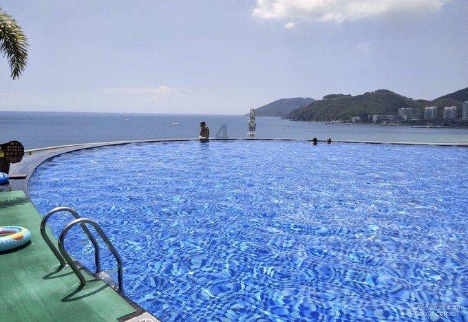 发动机噪声大，车辆原地踩加速踏板时，有“隆.隆”异响
