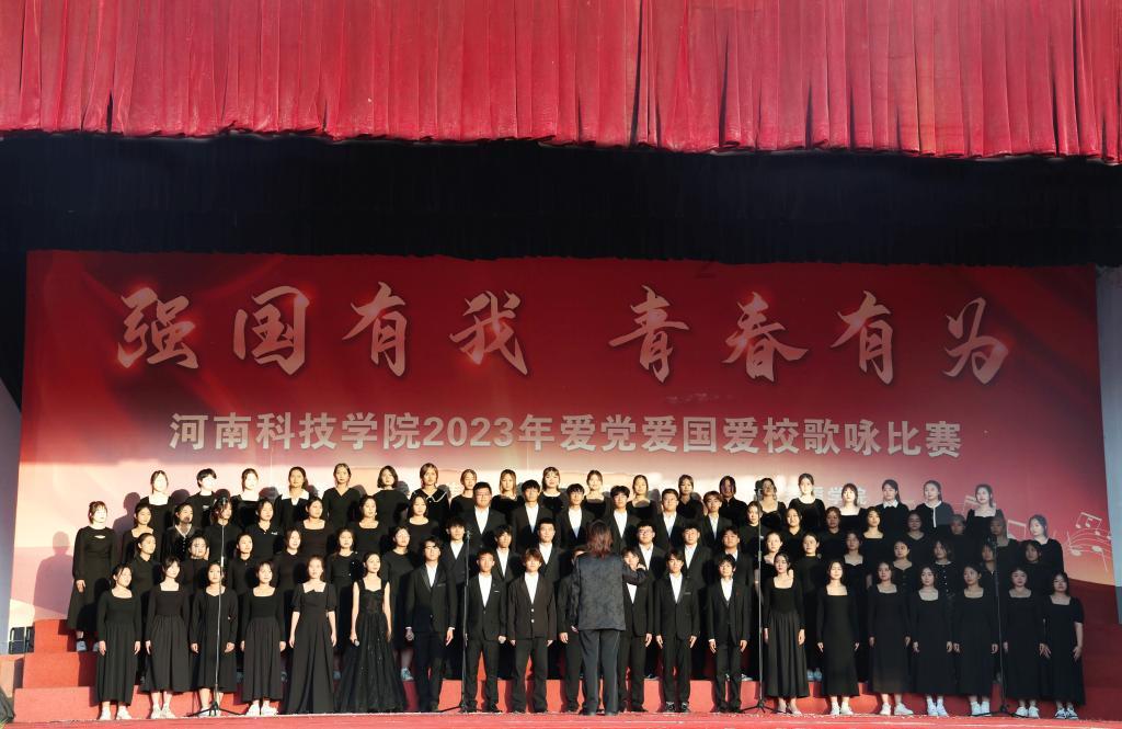 1月26日，陕西，低温天气导致道路结冰，男生路上遇滑竟然跳起了冰上芭蕾