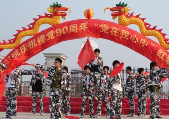 私家车行驶途中撞毁路边围墙,致院内停放车辆受损
