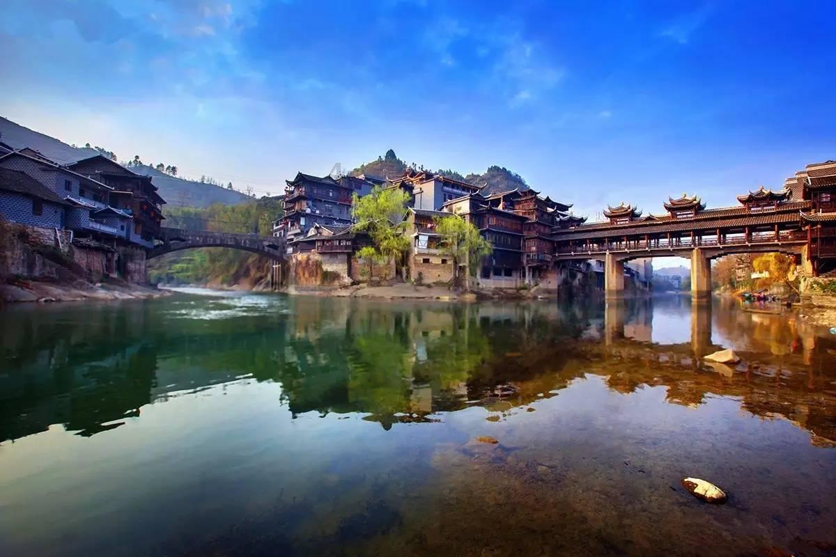 两会现场速递｜何英代表：进一步加大对万山区易地扶贫搬迁后续扶持力度